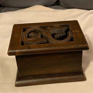 VTG Hand Carved Wooden Jewelry Box/Trinket Box-Cut Out Lid-4.25" L & 2.5" H-EUC